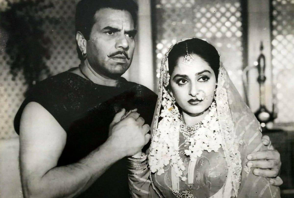 jaya prada revealed that dharmendra always got embarassed while romancing with the actress