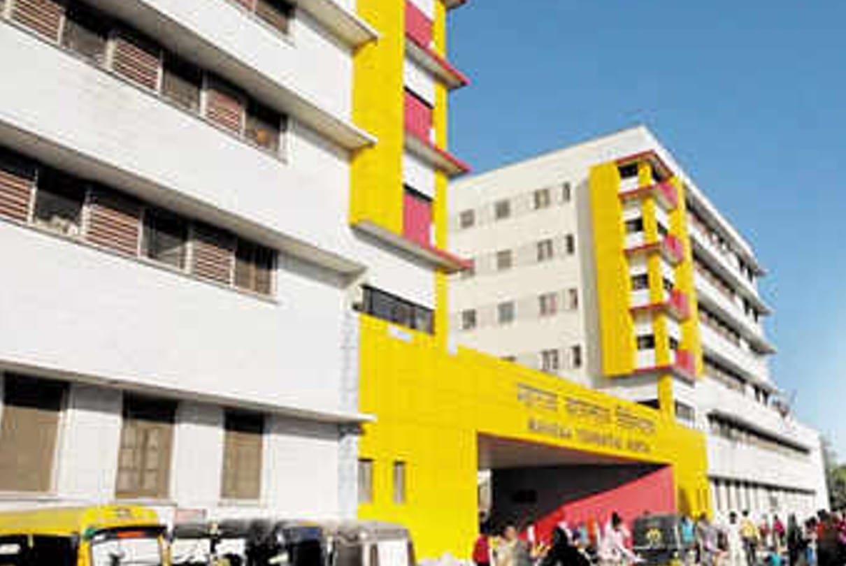Indore: Playing gambling in MY Hospital, caught ward boy and security guard