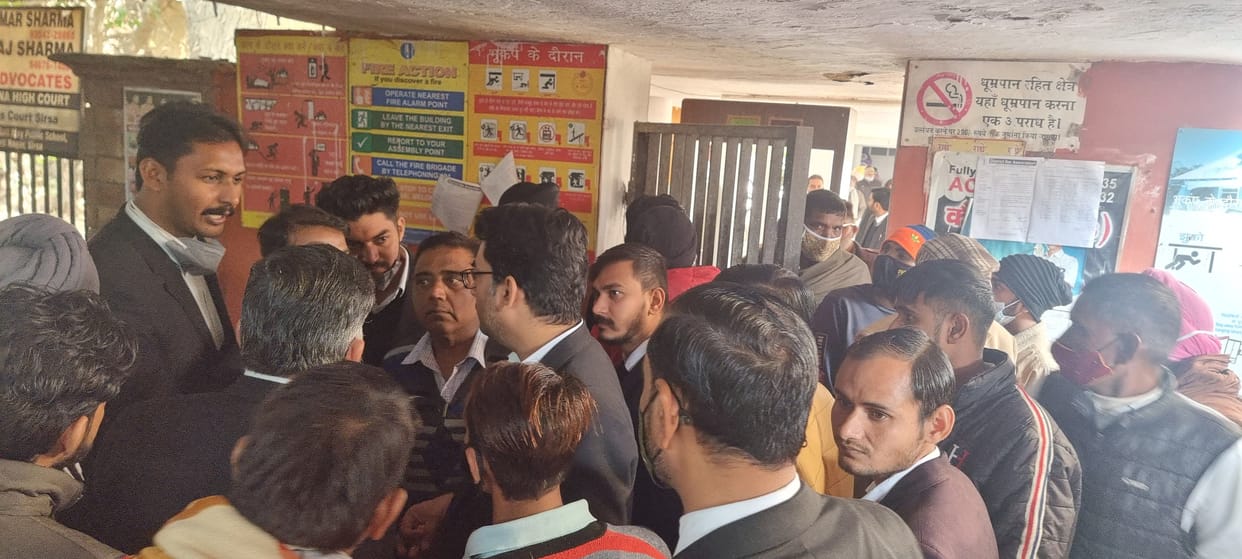 Woman ASI accused of catching advocate's collar, work suspended