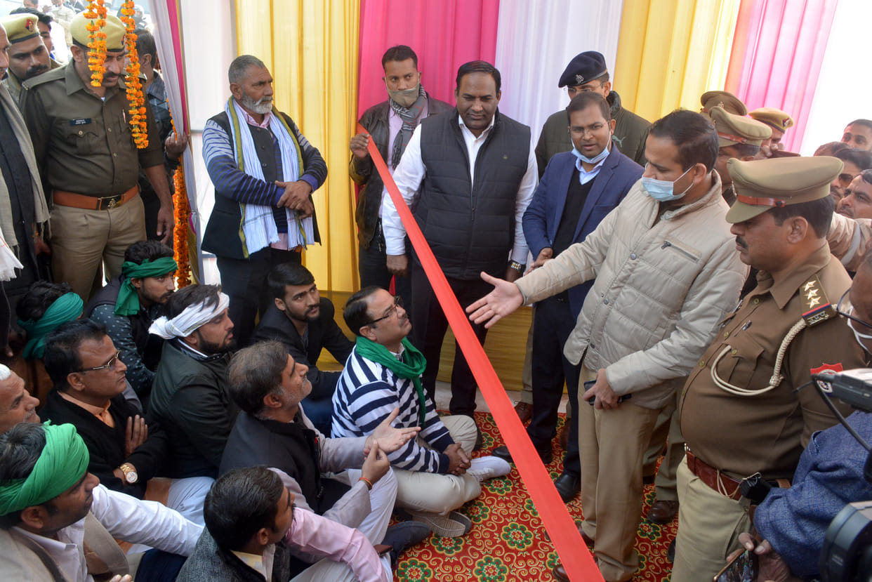 Aligarh: Protest against Suresh Rana at Mittal Gate, sloganeering