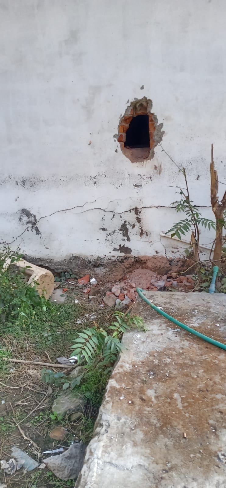 The thieves broke into the bank, broke the shutters of two shops