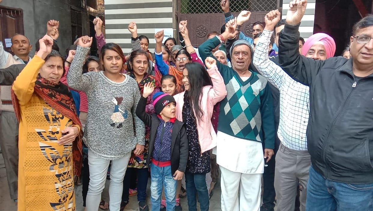 People troubled by dirt demonstrated against MLA and councilor