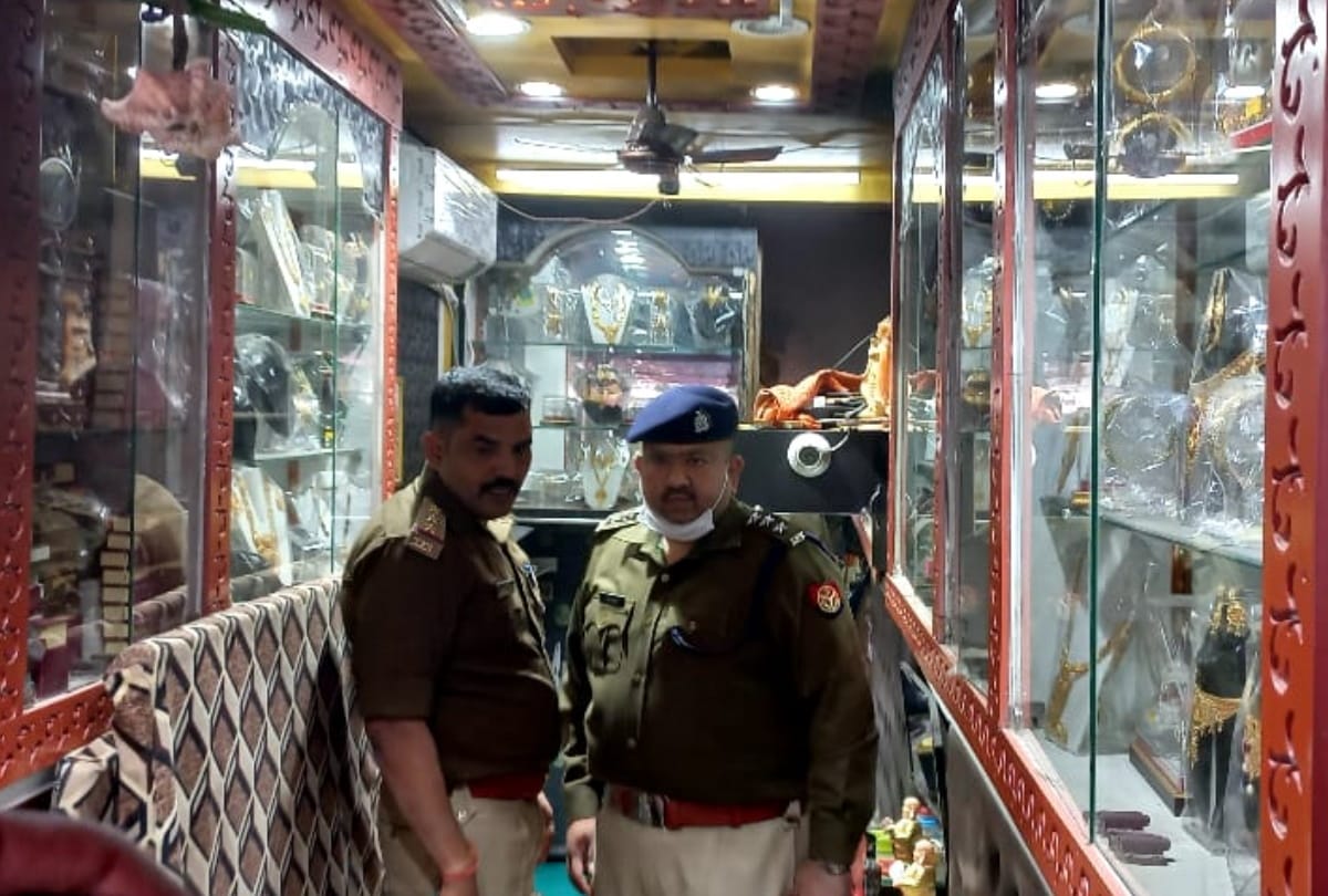 Jewelery worth five lakhs stolen from two jewelery shops
