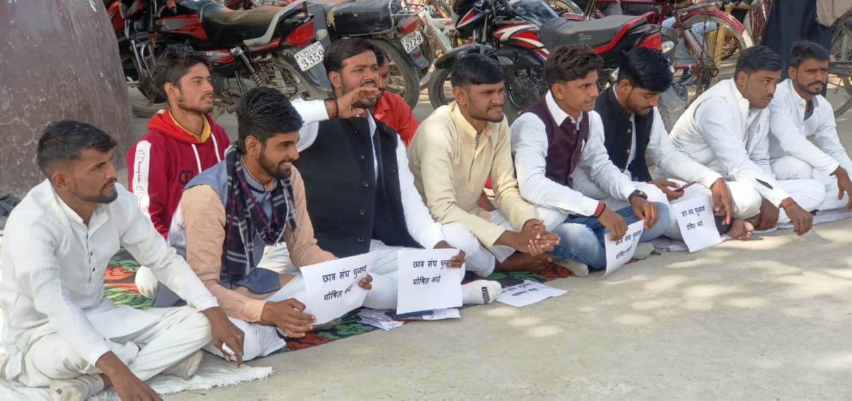 Gradual picketing started for the demand to declare the date of the election