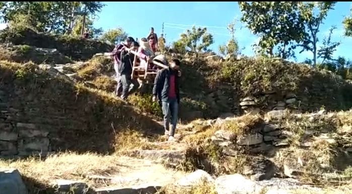 The injured were taken to the hospital with the help of a stick