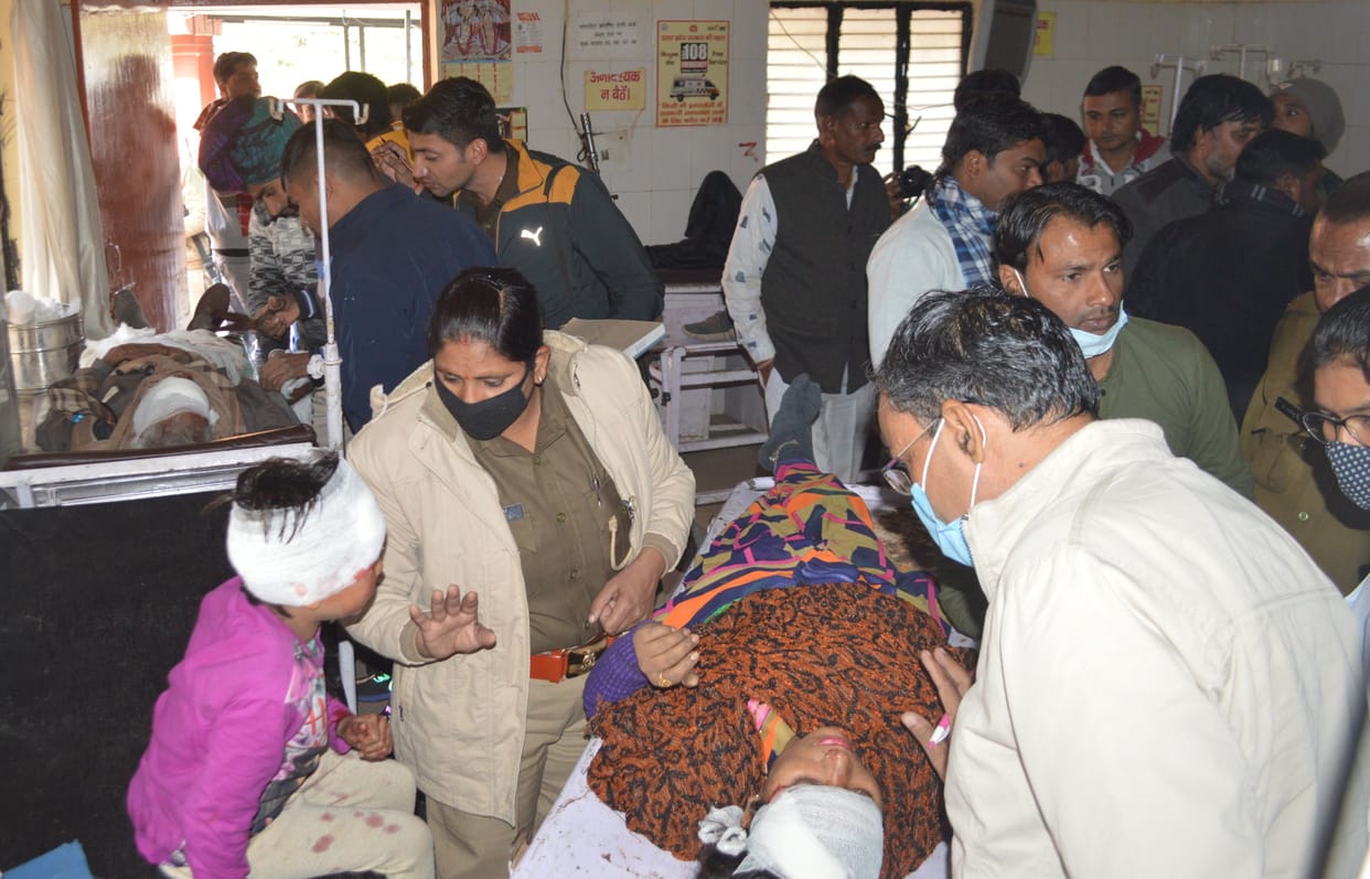 Hathras: Tempo overturned uncontrollably, a dozen passengers injured