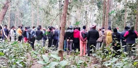 The young man was killed by slitting his throat by tying him to a tree.