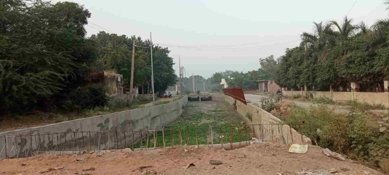 Construction of spill drain incomplete, danger of accident