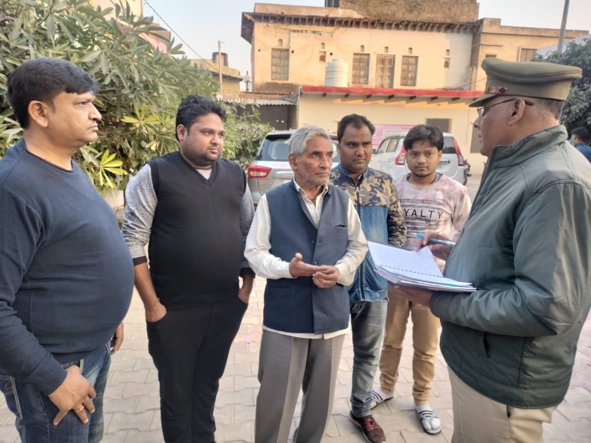 Mathura: Bike-riding miscreants looted 50 thousand from the cloth merchant