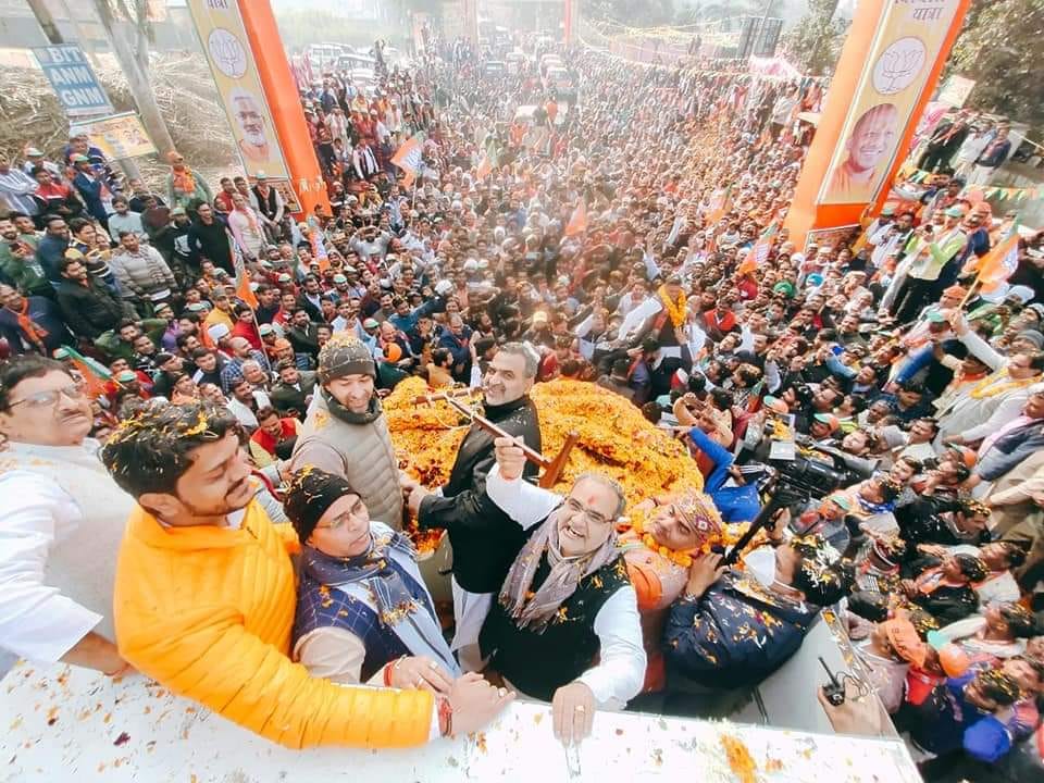 Flowers showered on Jan Vishwas Yatra from Ganga Barrage to Shiv Chowk