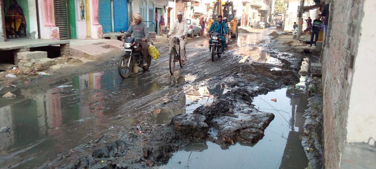 Negligence: Sewer overflow due to soil filling, people blocked Purkhas road