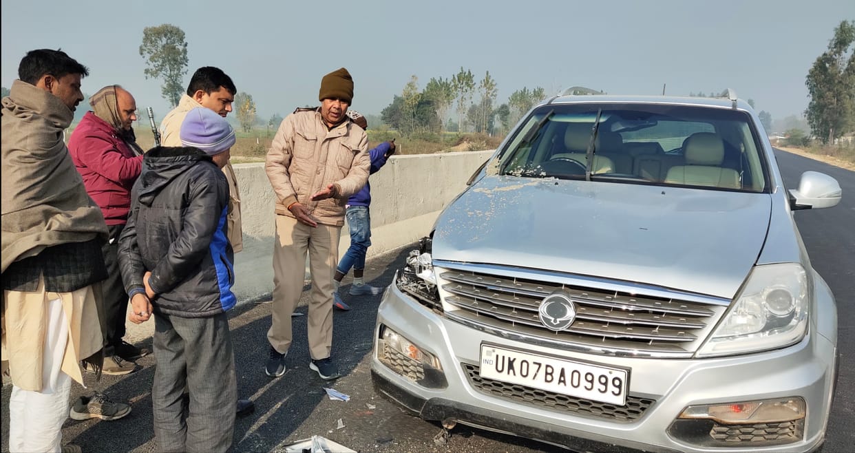 A worker working on the highway was crushed to death by a car