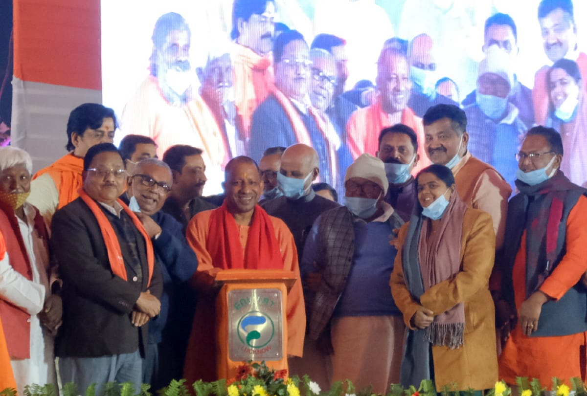 CM Yogi adityanath said Smile you in Gorakhpur By giving gift of 955 crores