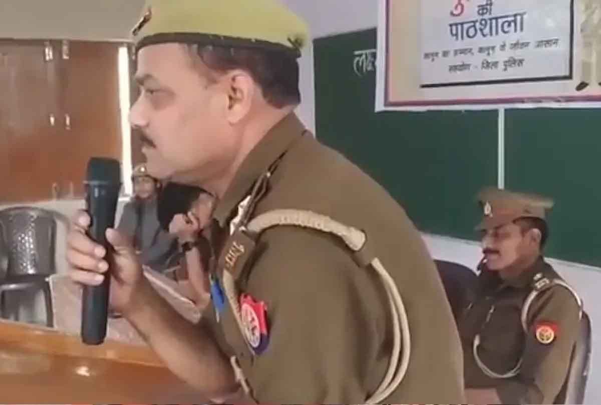 Unnao: police officer said in school, if the police takes money, then they work, video is going viral
