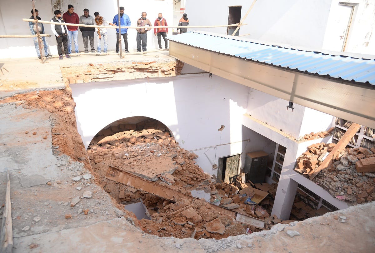 roof of the old building of the Nagar Nigam Prayagraj collapsed