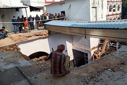 roof of the old building of the Nagar Nigam Prayagraj collapsed