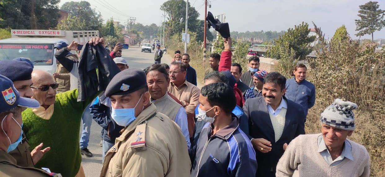 uttarakhand news: Forest Minister Harak Singh Rawat facing protested, villager showed black flags