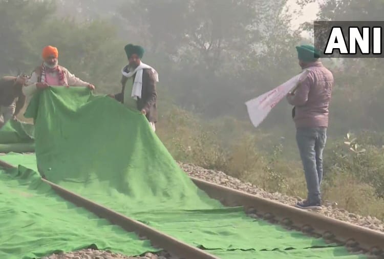 Kisan Mazdoor Sangharsh Committee hold 'rail roko' agitation in Devidaspura, Amritsar 
