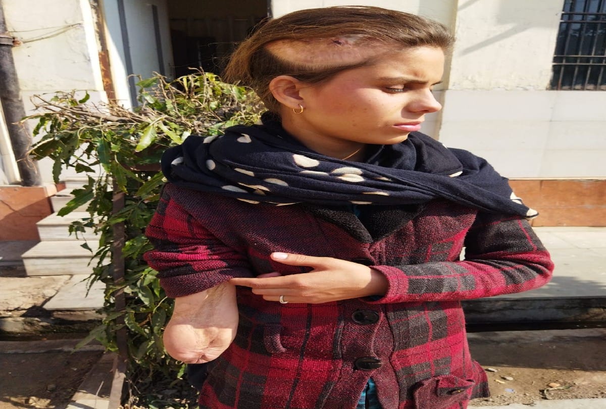 Girl And Father Demands Treatment Accident In School Three Years Ago Lost Hand And Head