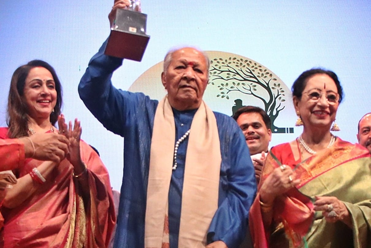 Indore: Famous flute player Pt. Hariprasad Chaurasia got Swarvenu Life Time Achievement in Indore, said – Flute gave me a lot, if it was not for this, I might not have been there..
