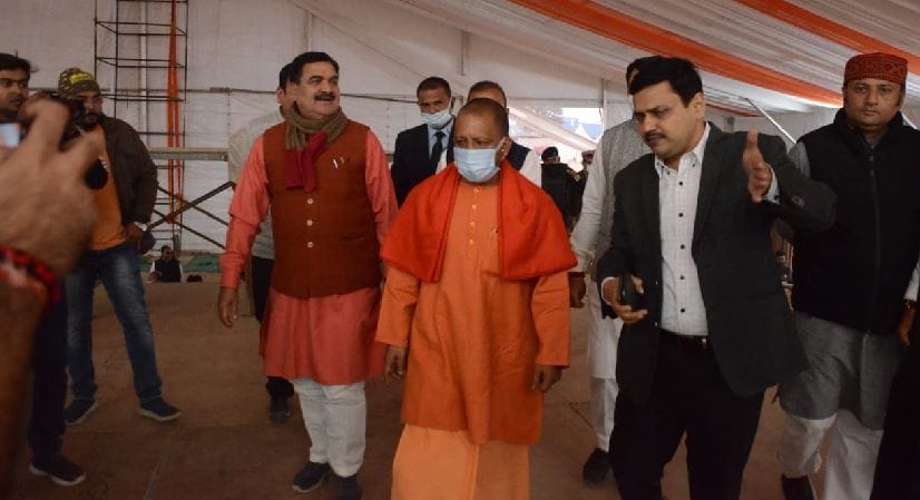 Arrived in Varanasi CM Inspected the road route from Babatpur to Pindra instructions given
