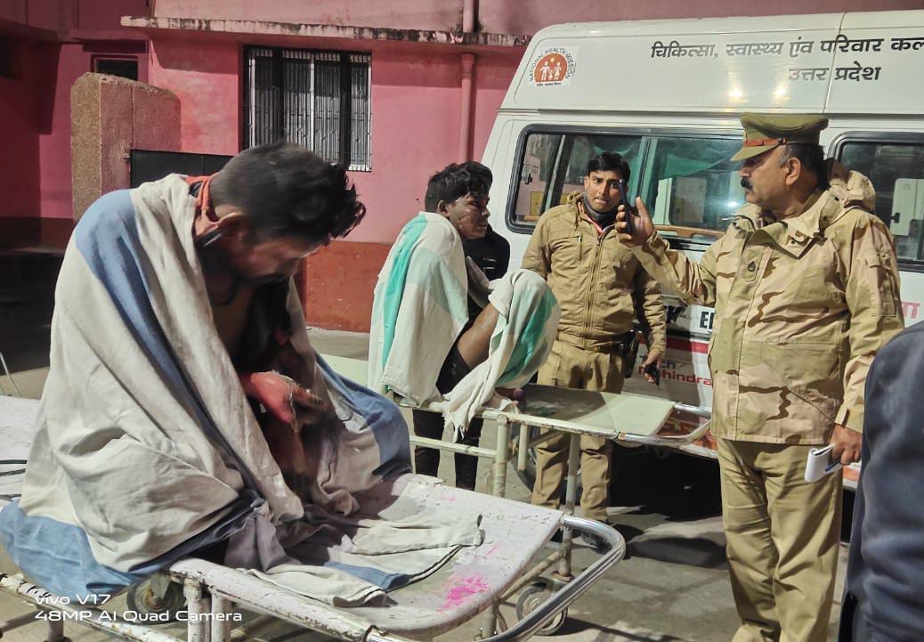 major accident in Varanasi late night house caught fire due to Gas leak youth dies and  four seriously scorched