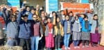 गोपेश्वर में सहकारी बैंक के प्रधान कार्यालय परिसर में  प्रर्दशन करते बैंक कर्मचारी।