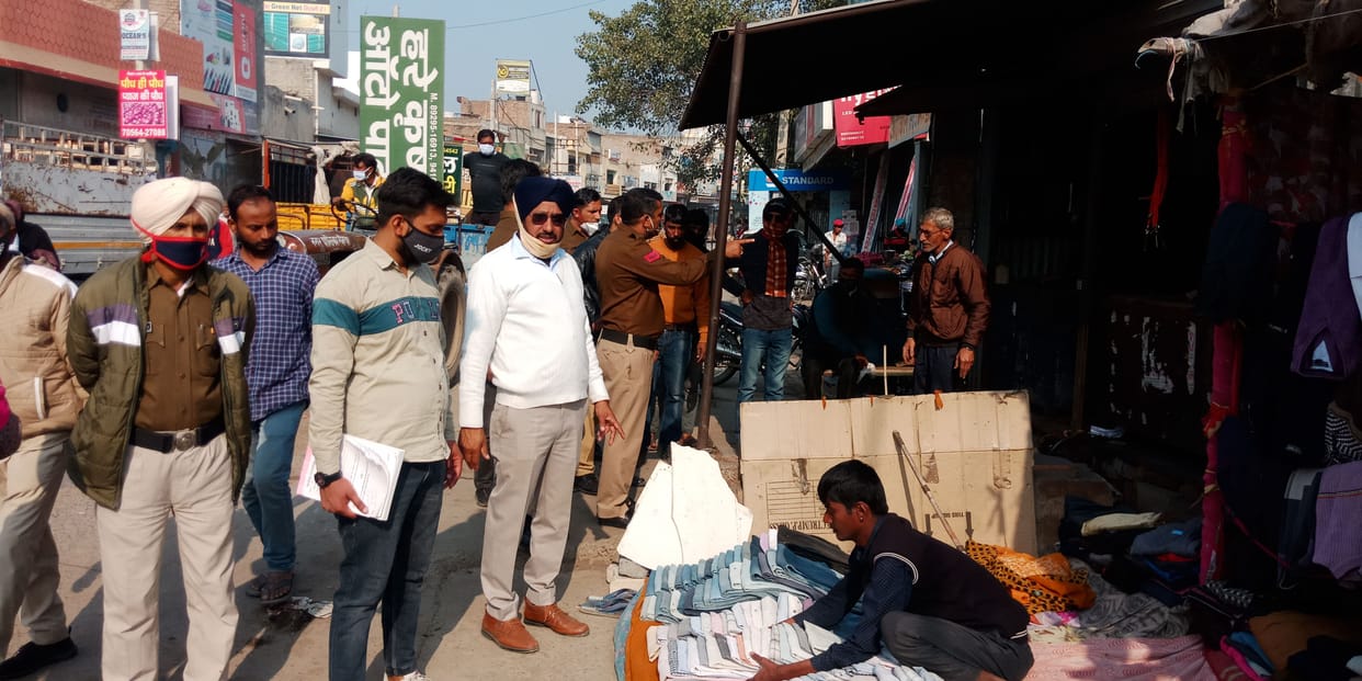 When there was a jam in Ratia city, the officers arrived to remove the encroachment