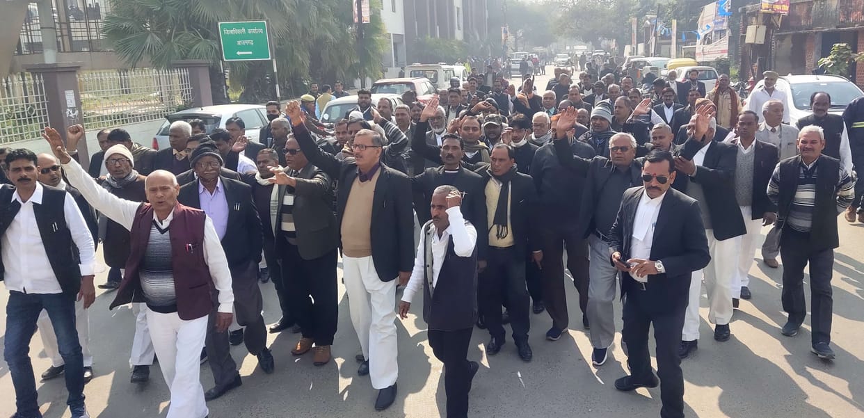 Lawyers protest against SDM Sagadi by demonstrating