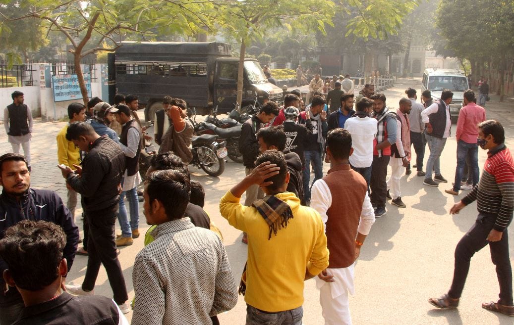 Kashi vidyapeeth Student leaders protest outside Vice Chancellor's residence, clash with police