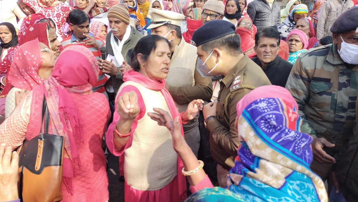 Angered by not opening the gate of Hooda Park, Anganwadi workers blocked the road