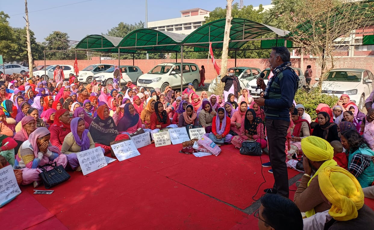 Anganwadi workers kept silence outside Deputy Chief Minister's residence