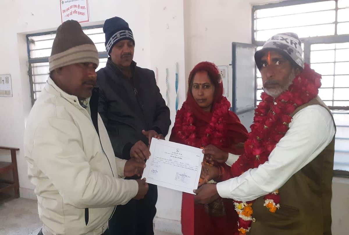 नवर्निवाचित ग्राम प्रधान सुरेखा कुशवाहा को प्रमाण पत्र सौंपते आरओ राजेंद्र कुमार