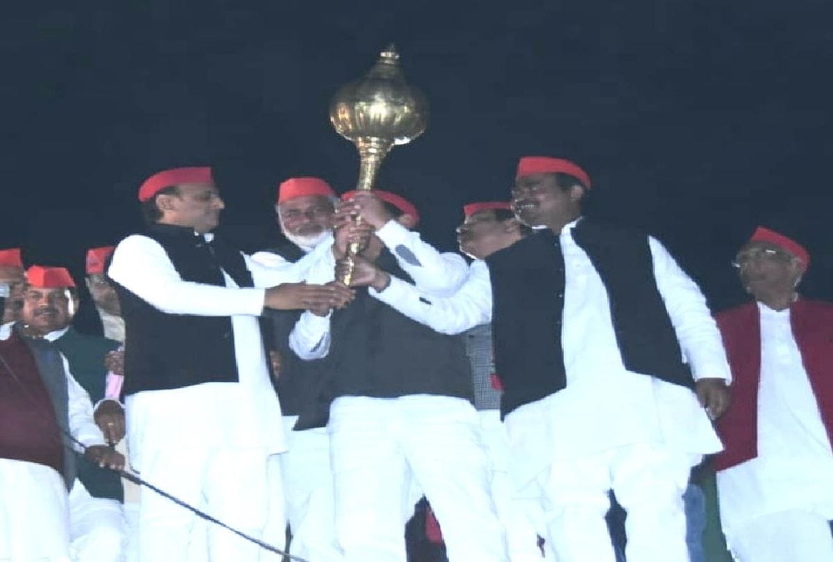 Sp Chief Akhilesh Yadav Samajwadi Vijay Yatra In Etah