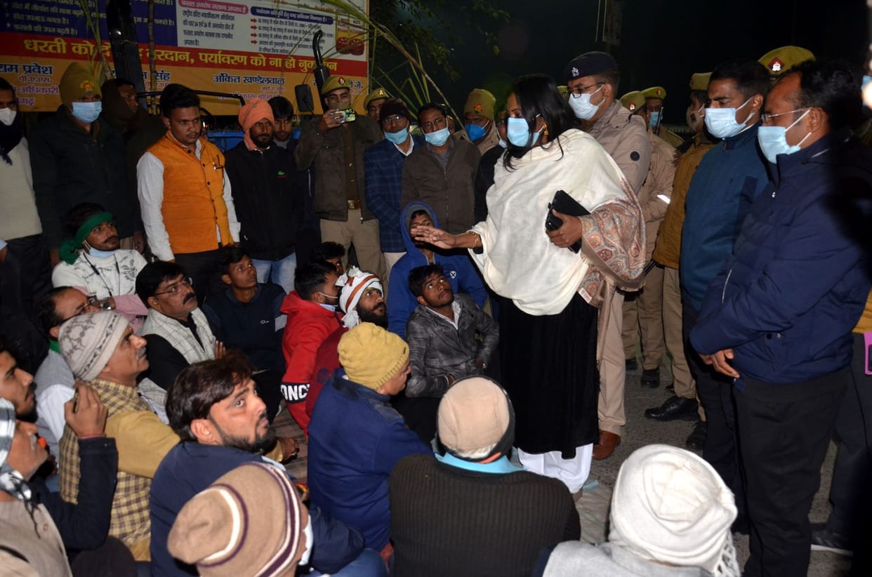 Aligarh: Farmers reached collectorate with tractor, clashes with police, sloganeering