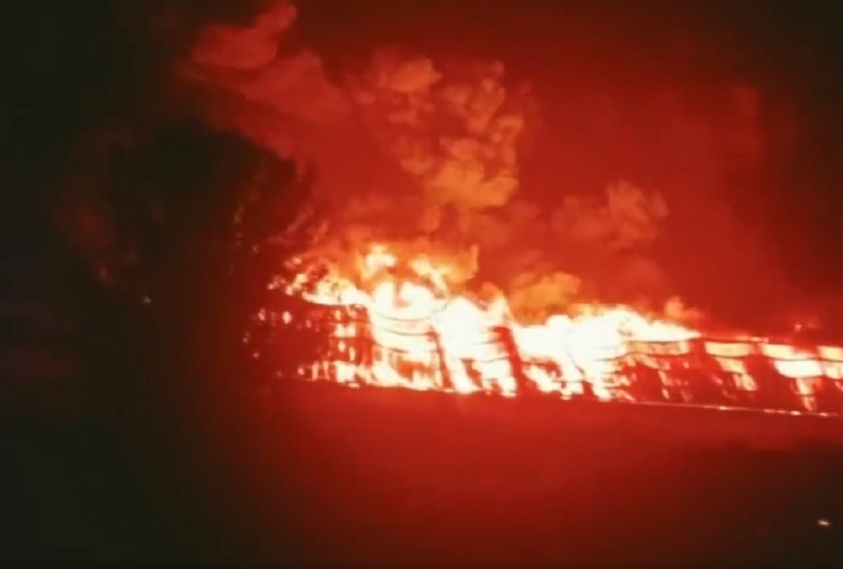 Delhi hari nagar four storey building catches fire more than two dozen people rescued