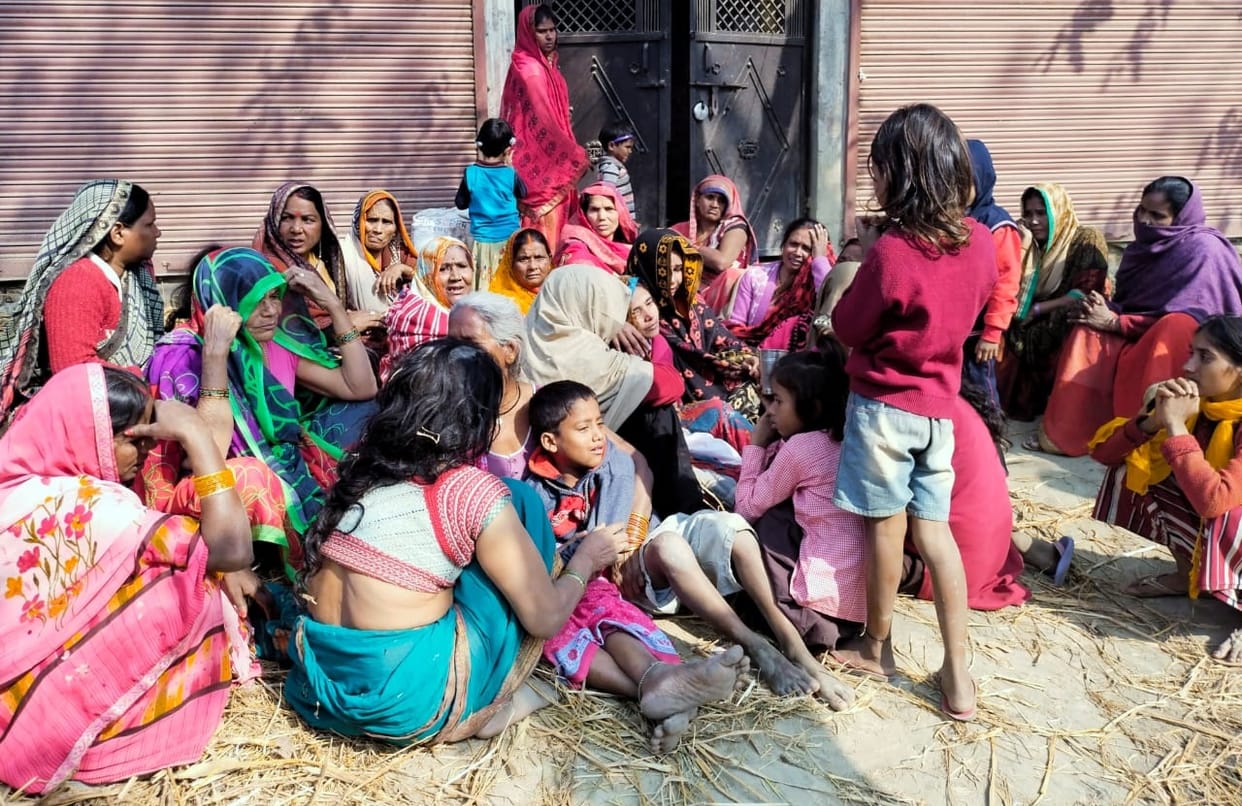 Daughter's death due to falling gas cylinders on the head