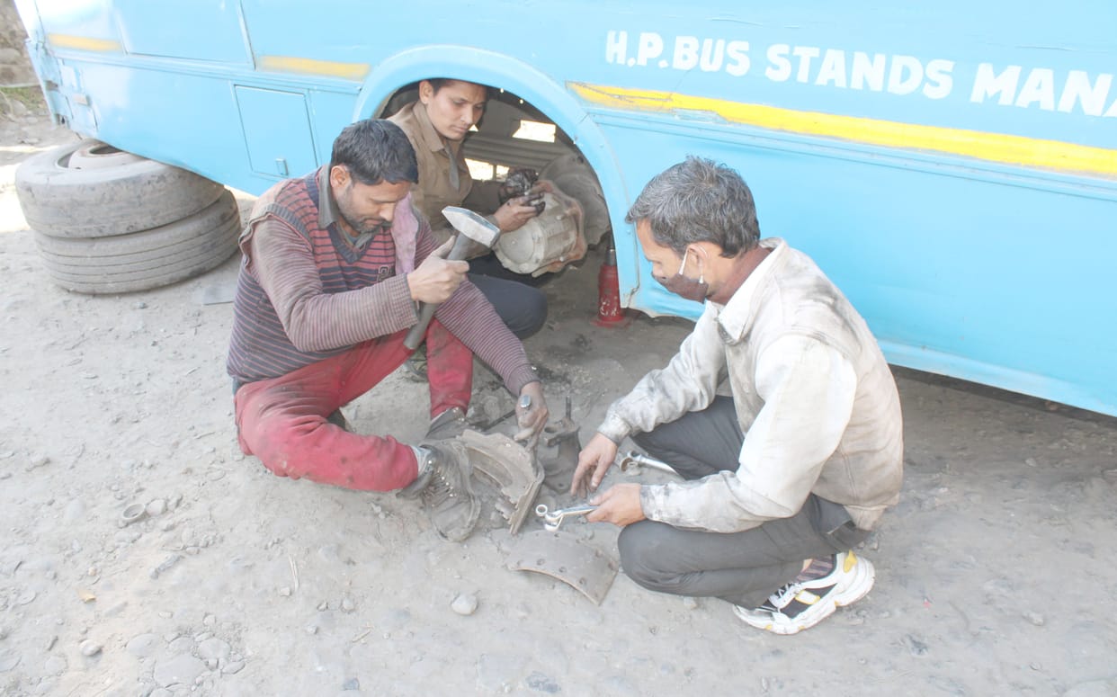HRTC buses did not run on 12 routes of the district