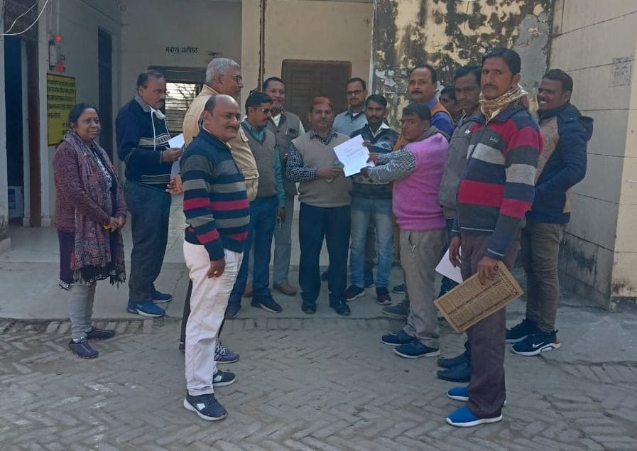 Employment servants started indefinite strike