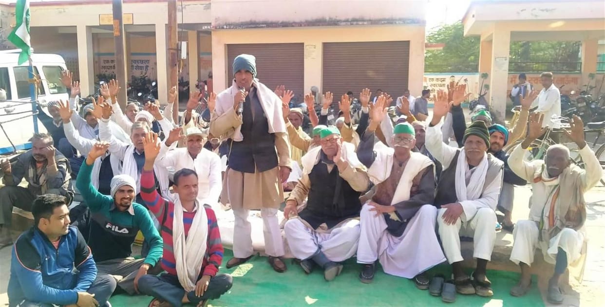 Hathras: Farmers suffering from stray cows staged a sit-in in Tehsil