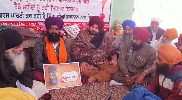 Navjot Singh Sidhu in the sit-in of the families of the victims of the Bahibal shooting
