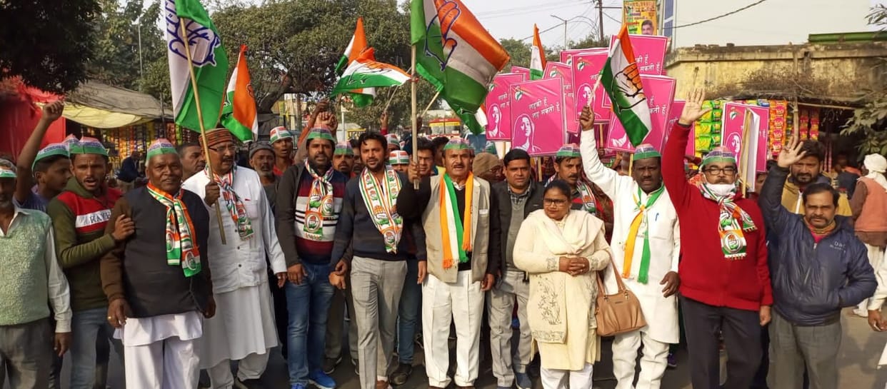 Congressmen took out Nari Shakti Padyatra in the city, shouting slogans