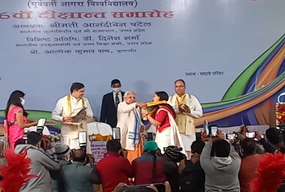 Governor Anandiben Patel gave medals to the students at the convocation ceremony of DBRAU agra