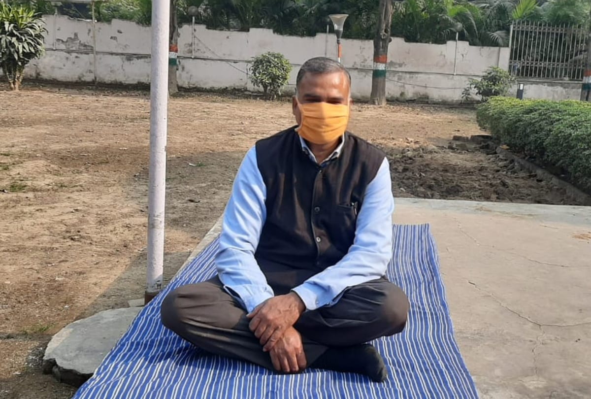 Satyagraha on Gandhi Jayanti Prof Kamlesh suspended from DDU
