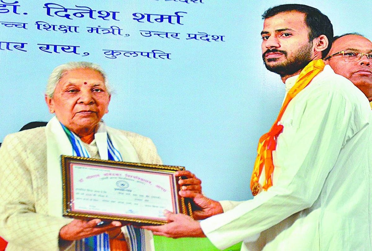 Dbrau convocation medals to students