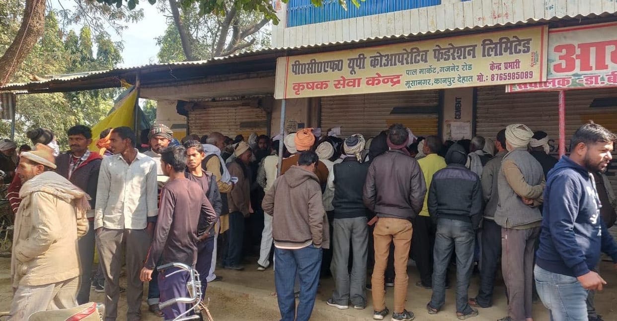 Crowd of farmers reached PCF center to get fertilizer, police had to be called