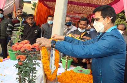 मेहता पार्क में प्रदर्शनी का दद्घाटन करते डीएम राजेश कुमार।