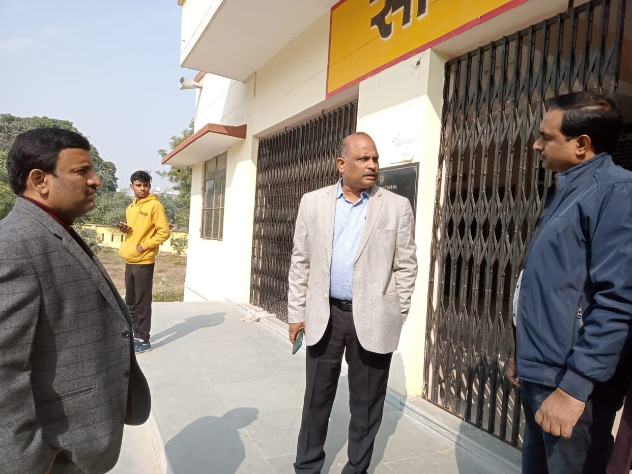 Seeing the RTO in the ARTO office in Kanpur dehat, the employees locked the brokers in the rooms