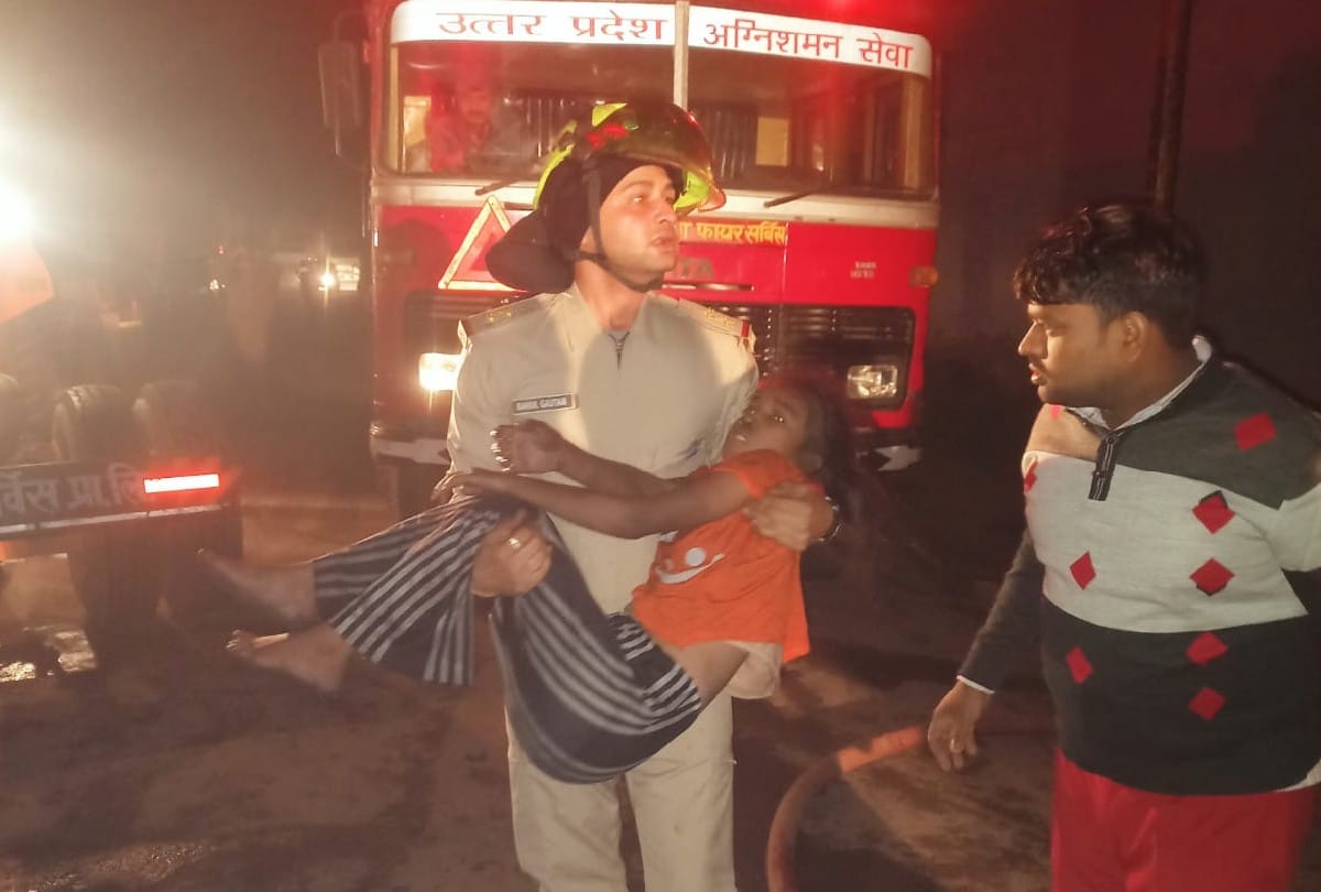 fire breaks out in factory watchman family saved life by jumping from first floor in agra