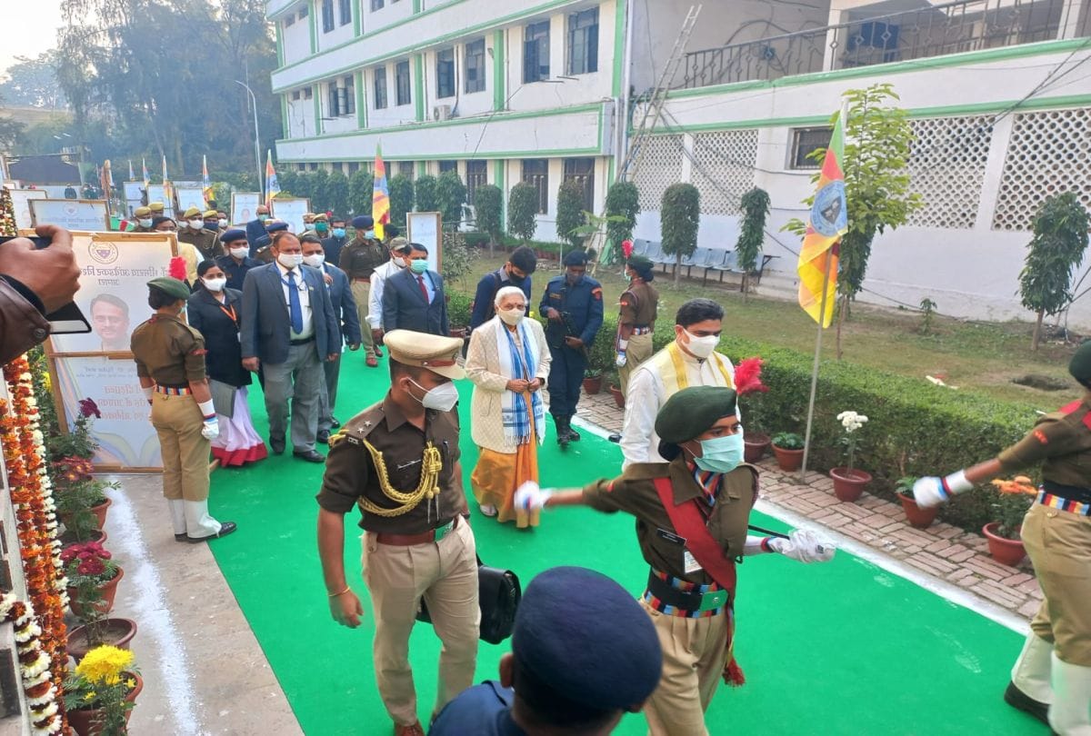 Governor Anandiben Patel gave medals to the students at the convocation ceremony of DBRAU agra